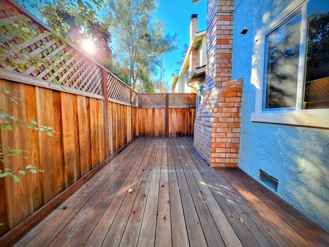 Building Photo - Beautiful Townhouse w/Laundry, Yard, Accepting Cats!