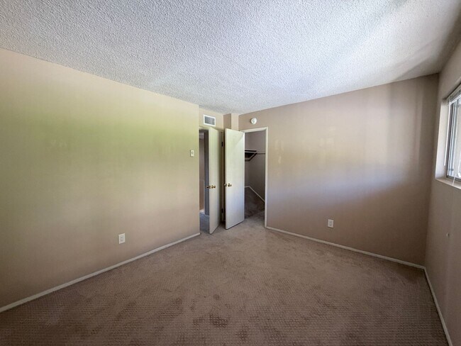 Building Photo - 5700 Baltimore-208
