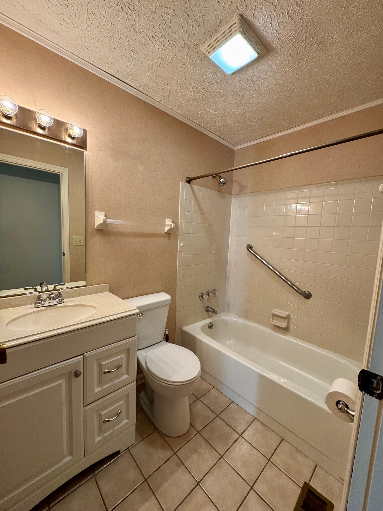 Full Bath - 325 Cedar Cliff Rd