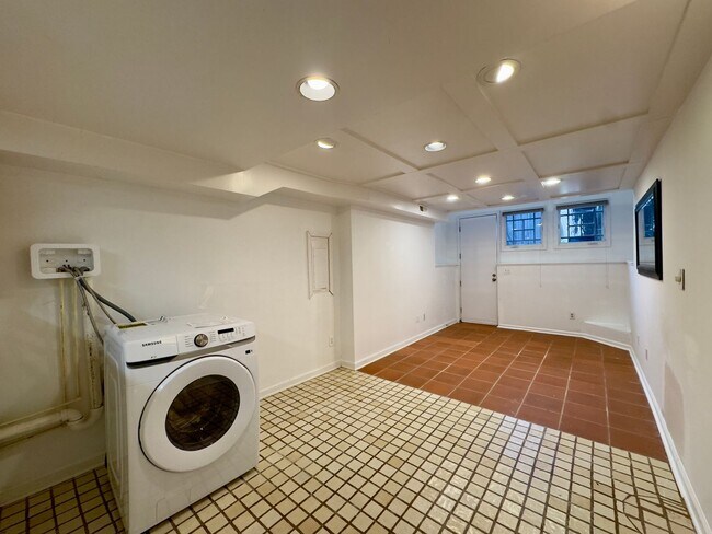Building Photo - Charming 1 Bedroom Townhome ~ Ridgely's Delight