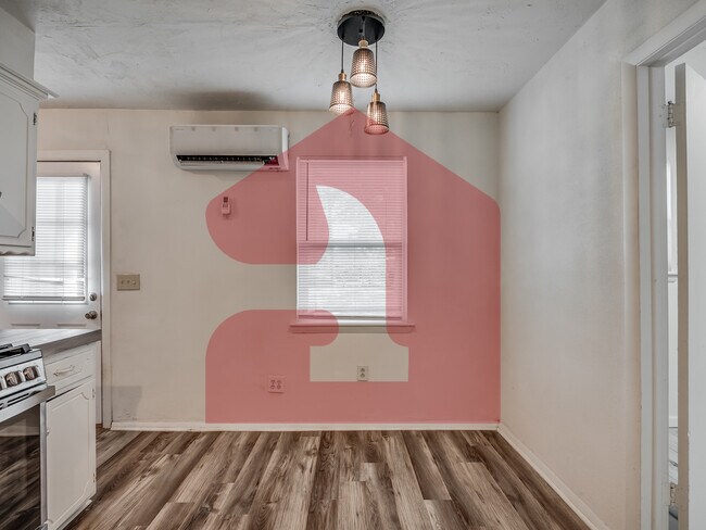 Building Photo - 224 W 5th St