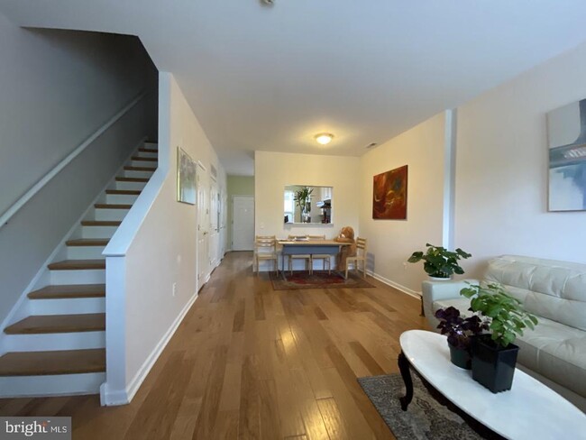 Building Photo - 1213 Clymer St