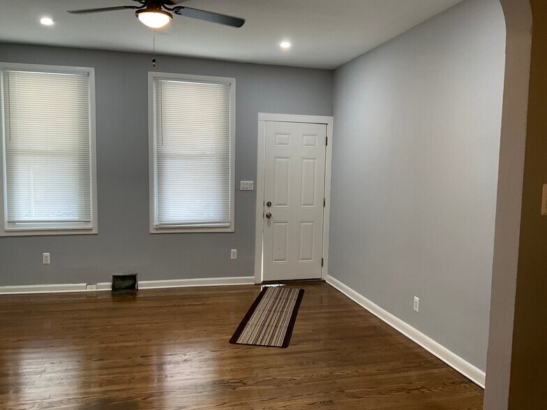 Building Photo - 2115 S 67th St