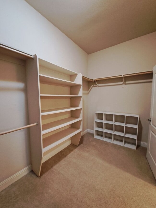 Building Photo - Charming 4 Bedroom House To Call Home!