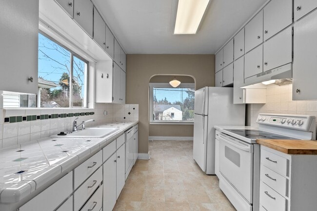 Building Photo - 3bd/1.75ba Seattle Home