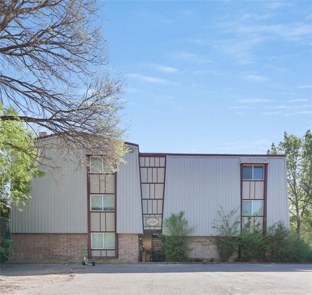 Building Photo - 2207 Leon St