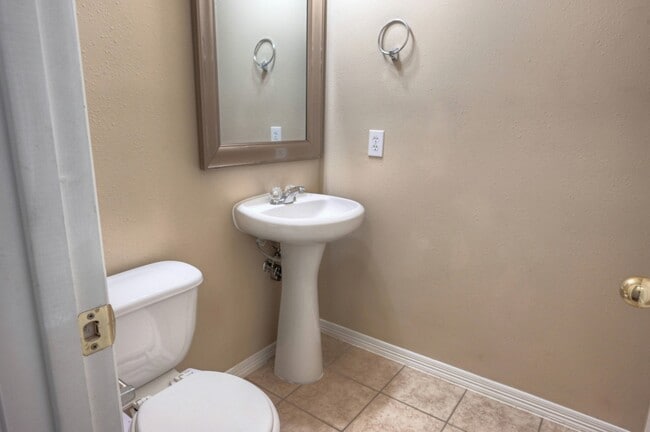 Building Photo - 21803 Manor Ct Dr
