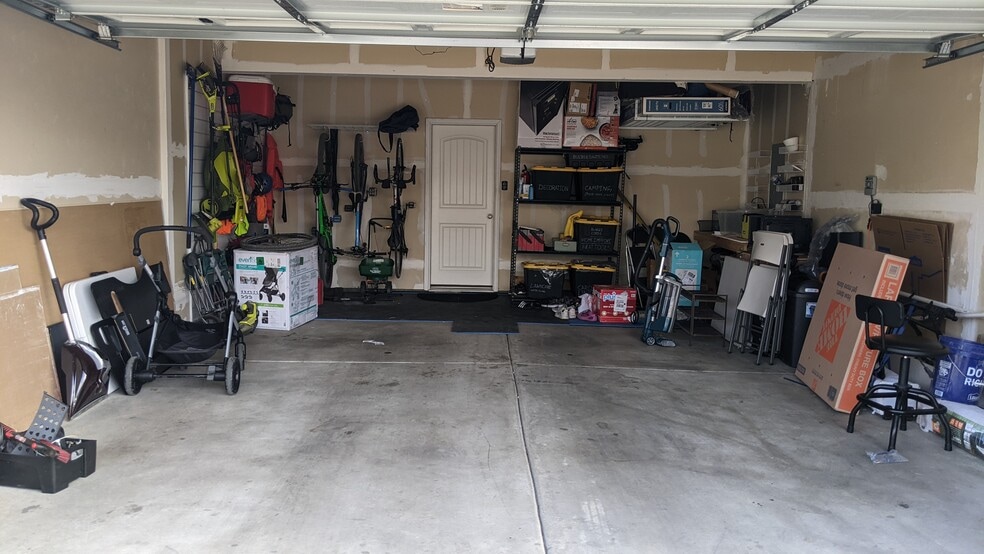 Garage - is empty now - 5063 Buchanan Dr