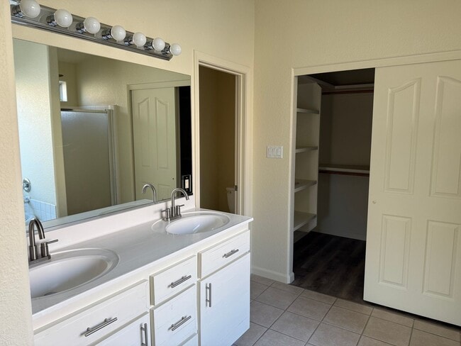 Building Photo - Updated Rental Available Now!