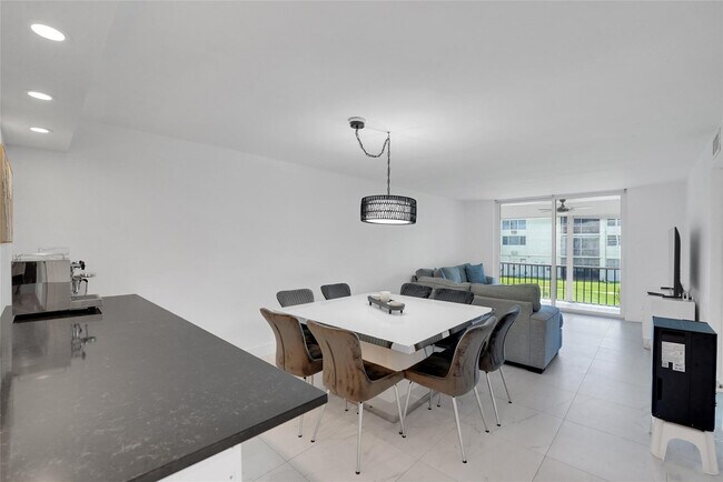 Building Photo - 8911 S Hollybrook Blvd