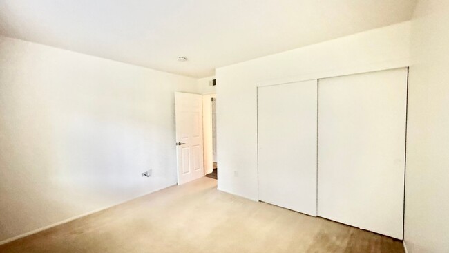 Building Photo - Charming Entry Level Condo Unit with Reser...