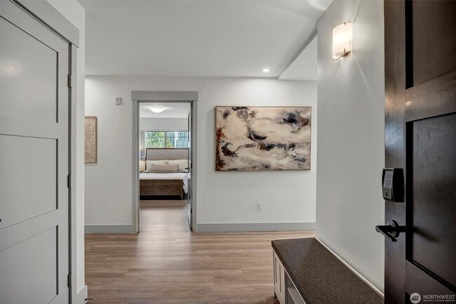 Building Photo - 3Bd/2Ba Bellevue Condo