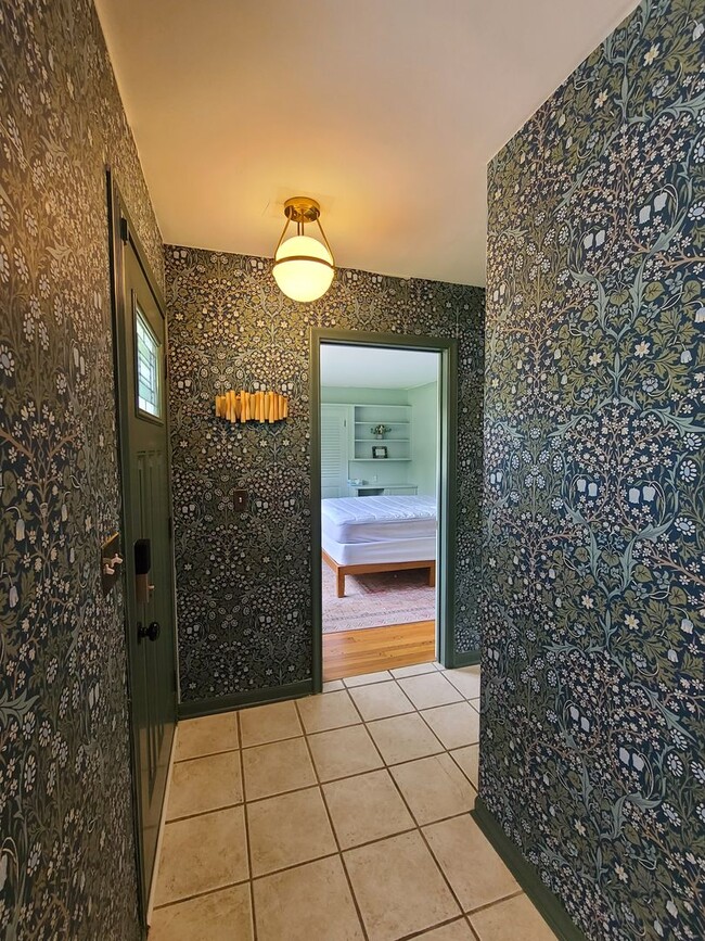 Building Photo - Partially Furnished 3-Bedroom Home with Fe...