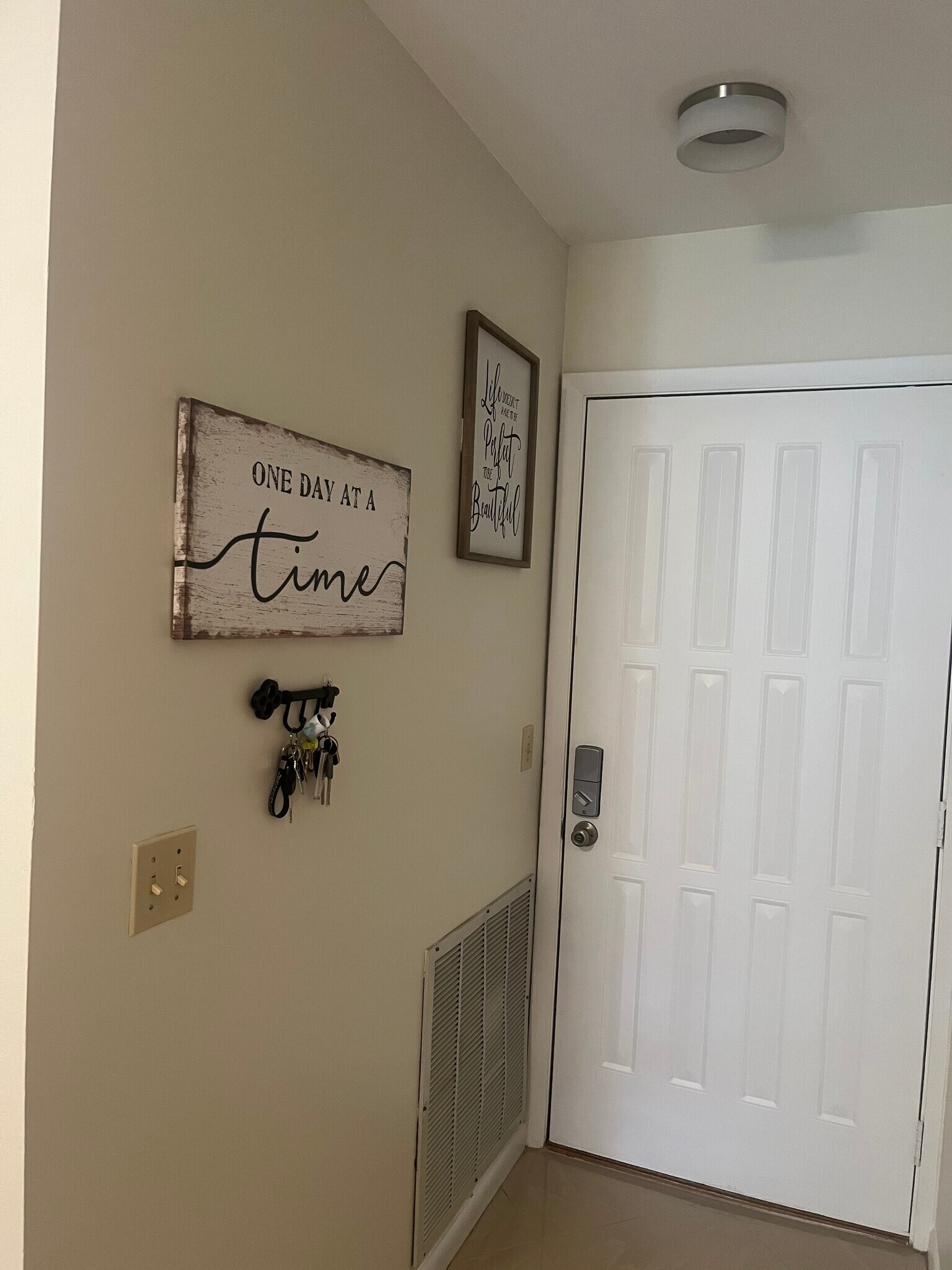 Entrance hallway - 1985 NE Collins Cir