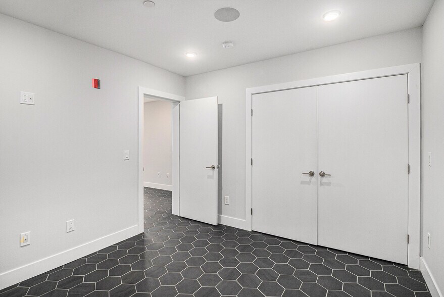 Building Photo - 1853 Hoffman St