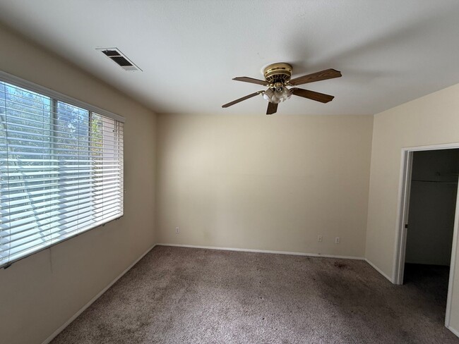 Building Photo - Cute Townhome near Camarillo High School