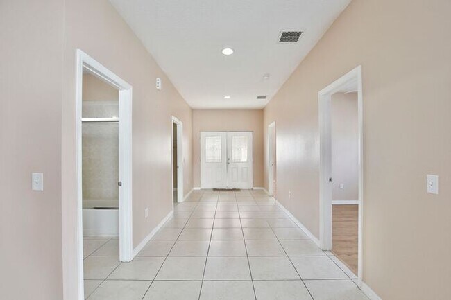 Building Photo - Spacious 4/2 Home with a Large Fenced Backyard and a 2 Car Garage Located in Buena Ventura Lakes ...