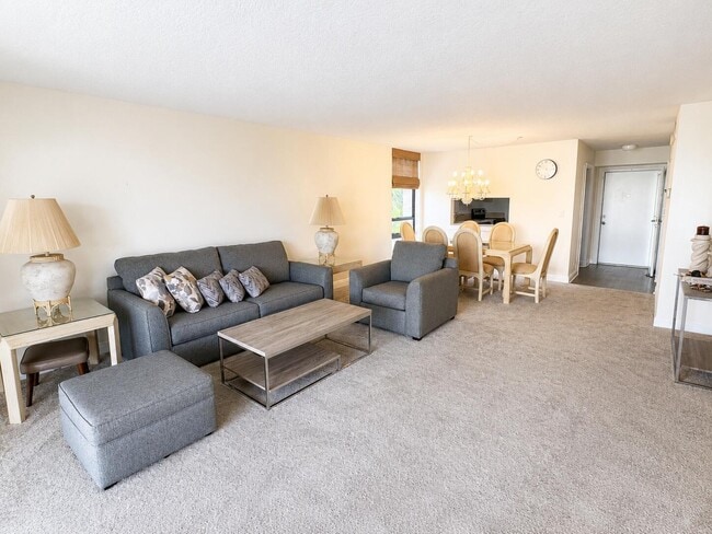 Building Photo - 4800 Bayview Dr