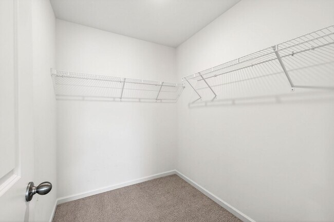 Building Photo - Charming 3BR End-Unit Townhome in Wake Forest!