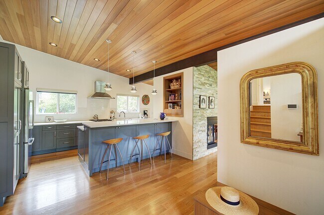 Building Photo - 4Bd/2.5Ba Seattle Home
