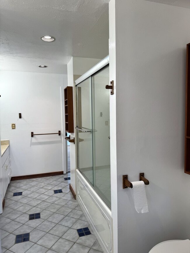 Building Photo - Aina Haina - Renovated 4 bedroom, 2 bath single family home