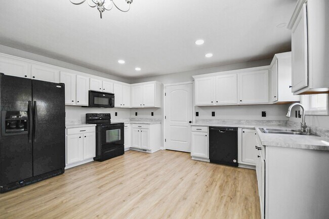 Building Photo - Dog Friendly Three Bedroom!