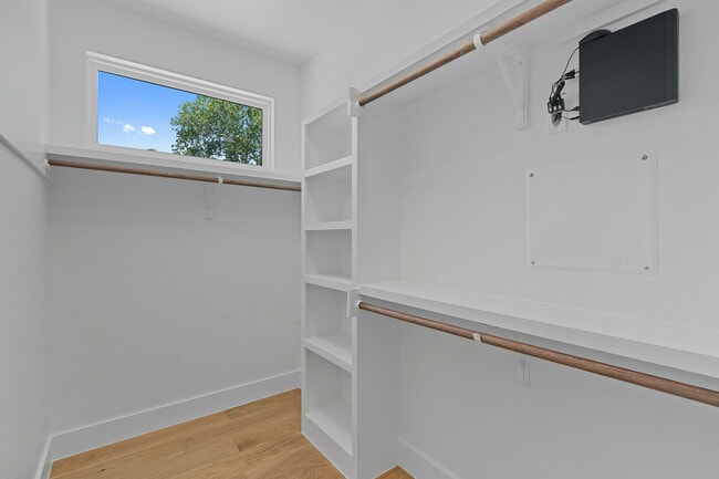 Building Photo - 909 Payne Ave