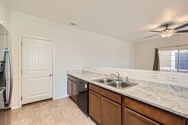 Building Photo - 3 bedroom townhome on north side, attached...