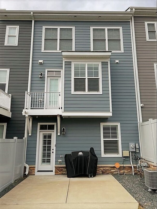 Building Photo - Stunning 4 bedroom 3.5 bath townhome locat...