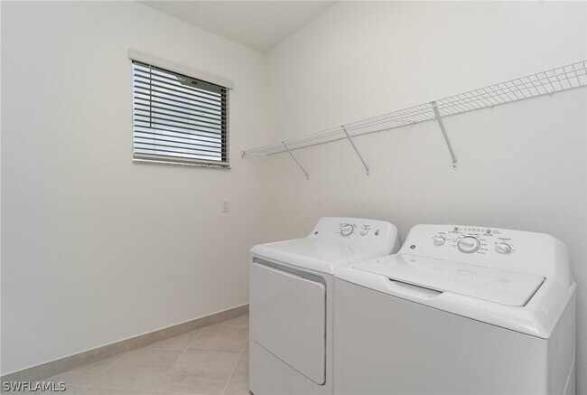 Building Photo - 12750 Woodbury Dr