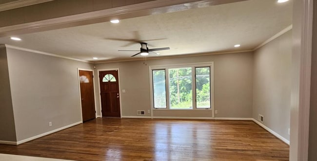 Building Photo - Gorgeous home located in Saks!