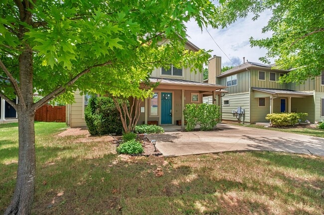 Building Photo - Beloved 3 Bedroom, 2.5 Bath Home in Brentwood