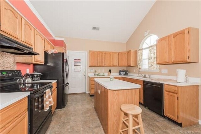 Building Photo - Spacious 4BR House in Charlotte