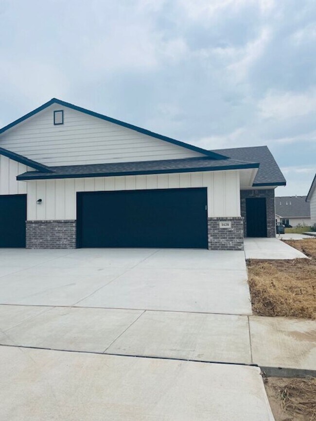 Building Photo - 1638/40 Hickory Creek