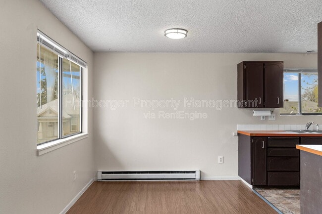 Building Photo - 911 E Bridgeport Ave