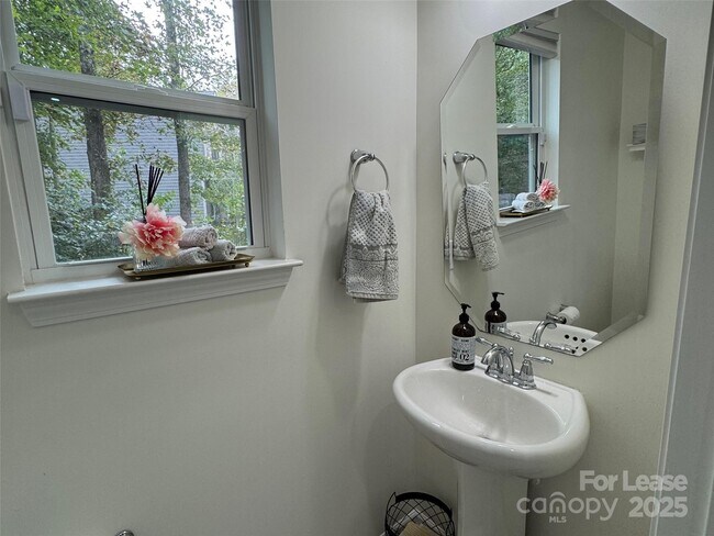 Building Photo - 8419 Aspen Ct