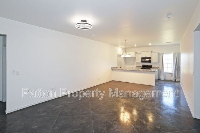 Building Photo - 5000 Ratliff St