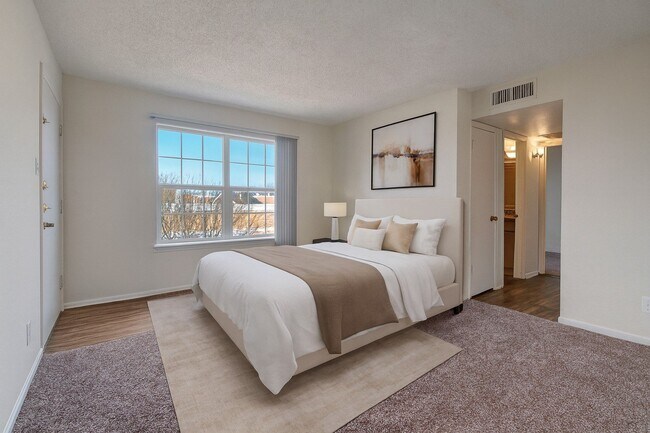 Building Photo - Golden Crest