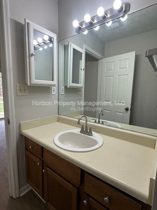 Building Photo - 5142 Farm Pl Dr NE