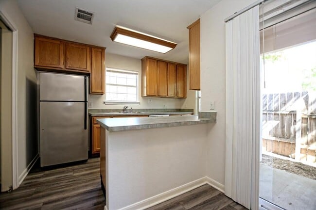 Building Photo - 101 S Mockingbird Cir