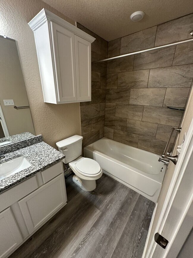 Building Photo - 3BD/2BA