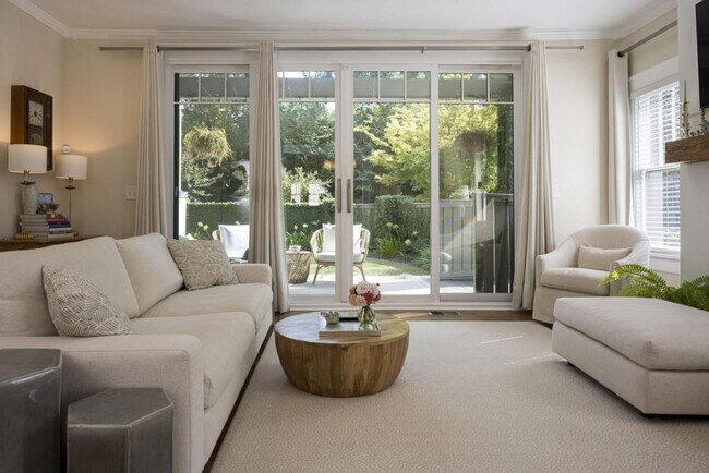 Building Photo - 801 Durant Pl NE