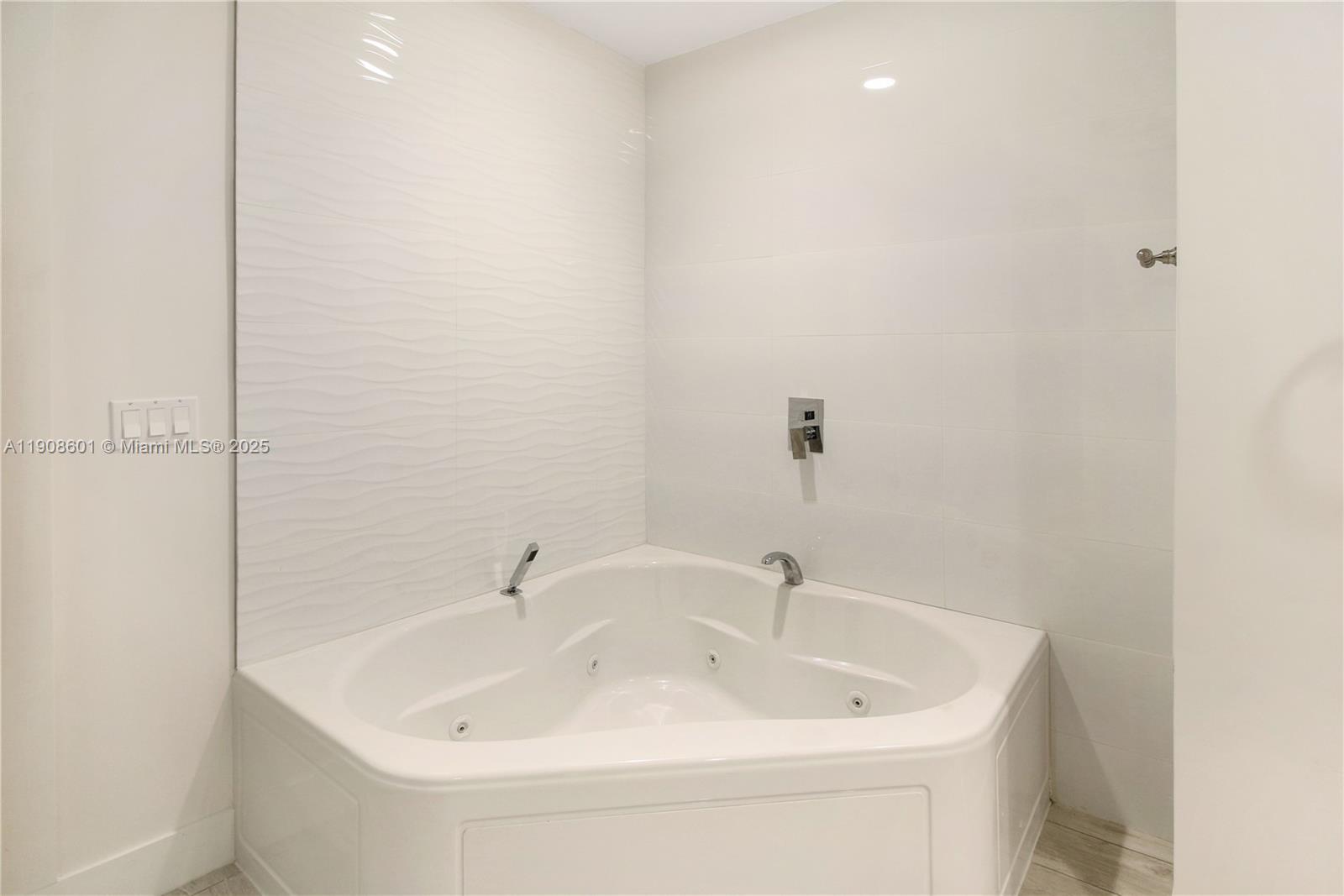 Building Photo - 14951 Royal Oaks Ln