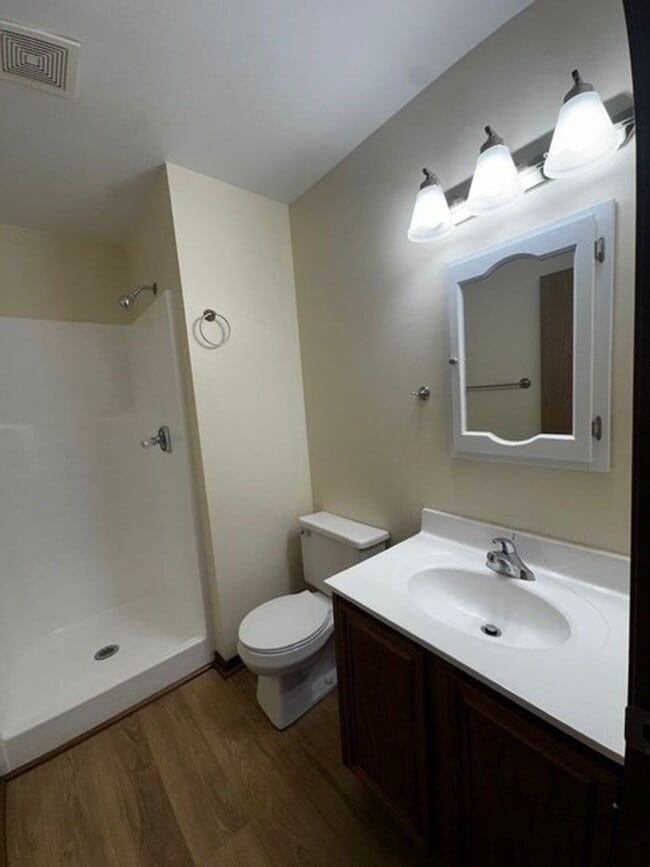 Building Photo - 3 bed/2 bath West Side Townhome