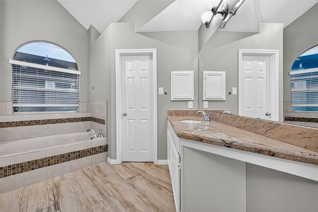 Building Photo - 6311 Drake Elm Dr