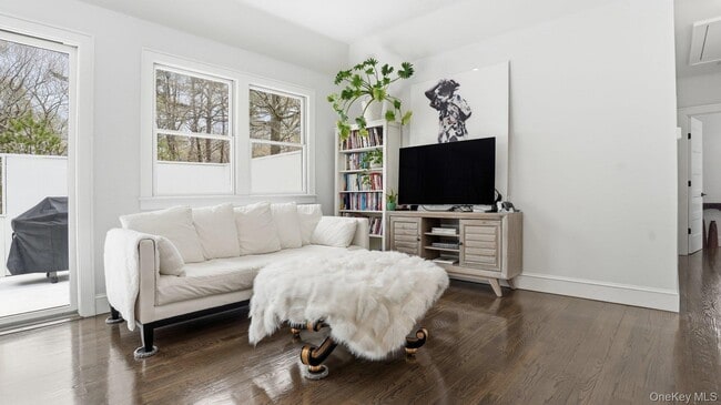 Building Photo - 420 Maple Ave S