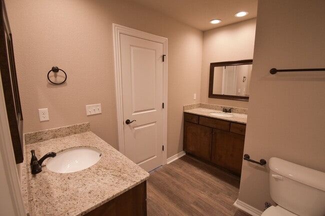 Building Photo - 3 Bedroom 2 Bathroom Home In Fayetteville Arkansas.