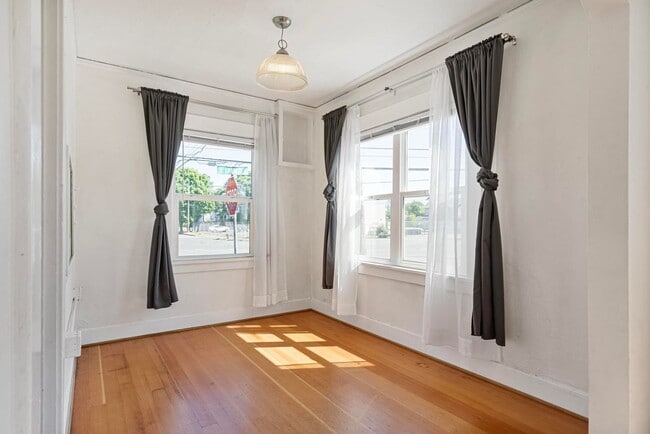 Building Photo - Charming close-in Foster-Powell studio in four-plex—Updated kitchen & bath, shared laundry, share...