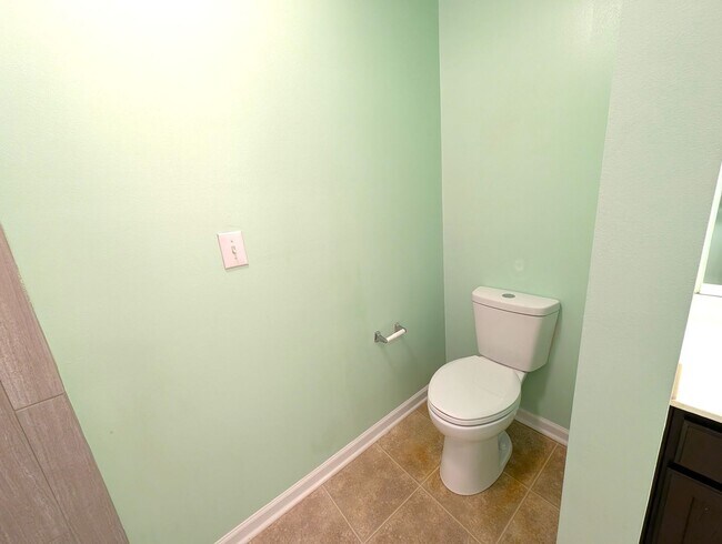 Building Photo - Charming, 2 Story End Unit Townhouse located in the Glenlea Park Community!