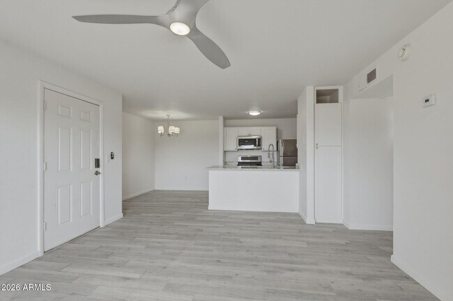 Building Photo - 8055 E Thomas Rd